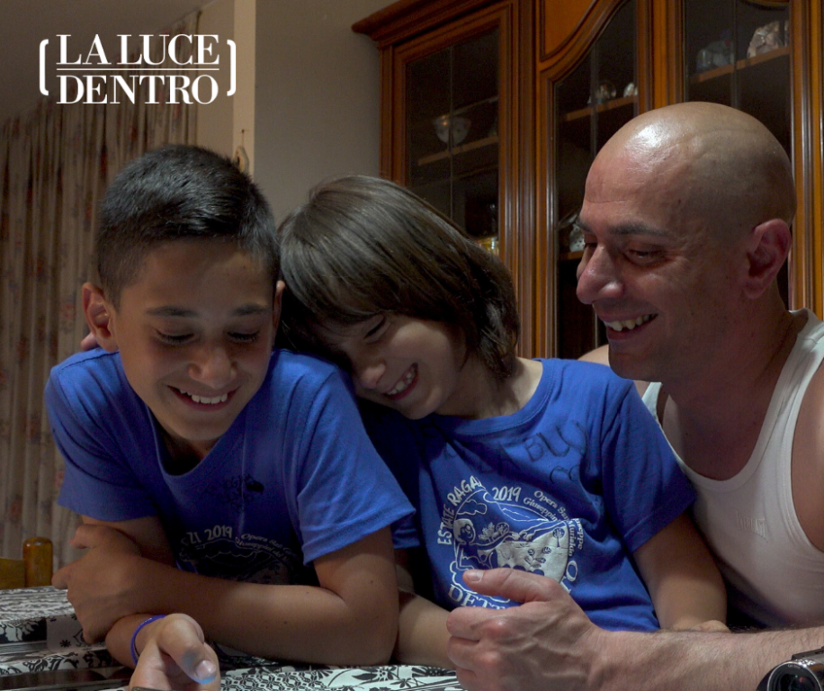 Mario Battista e i suoi due figli in una scena del documentario La luce dentro
