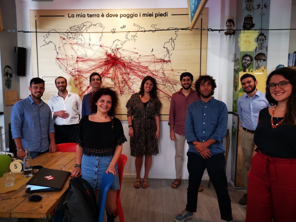 Parte del team di South Working - Lavorare dal Sud Da sinistra verso destra: Ruben Dublo, Mario Mirabile, Antonio Campanile, Martina Derito, Elena Ciprietti, Alessandro Kandiah, Paolo Piacenti ed Elena Militello.
