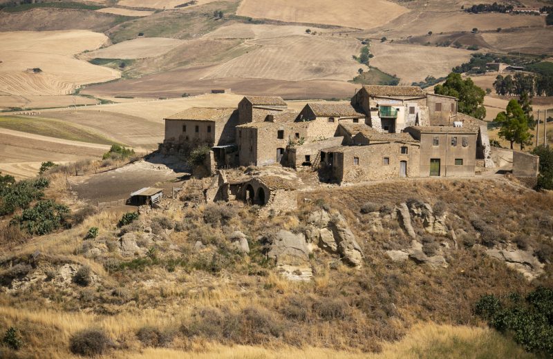 Il feudo confiscato Verbumcaudo
in Sicilia, dove è nato l'omonimo progetto di economia sociale